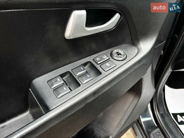Черный Киа Sportage, объемом двигателя 1.7 л и пробегом 165 тыс. км за 13490 $, фото 18 на Automoto.ua