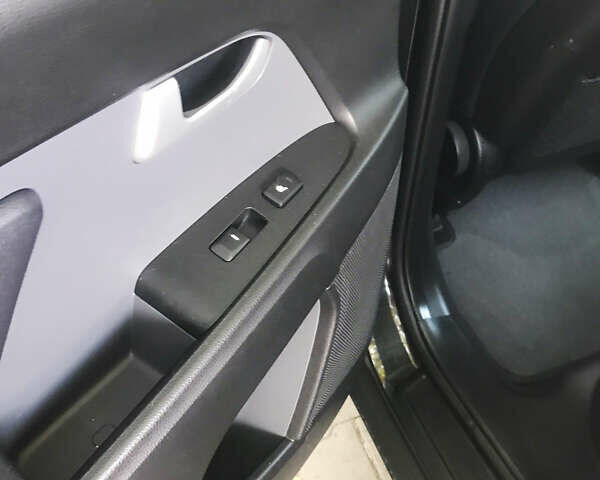 Чорний Кіа Sportage, об'ємом двигуна 0 л та пробігом 243 тис. км за 14700 $, фото 13 на Automoto.ua