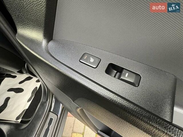 Чорний Кіа Sportage, об'ємом двигуна 0 л та пробігом 197 тис. км за 14950 $, фото 102 на Automoto.ua