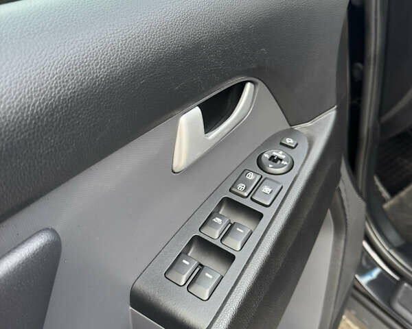 Черный Киа Sportage, объемом двигателя 2 л и пробегом 187 тыс. км за 17499 $, фото 19 на Automoto.ua