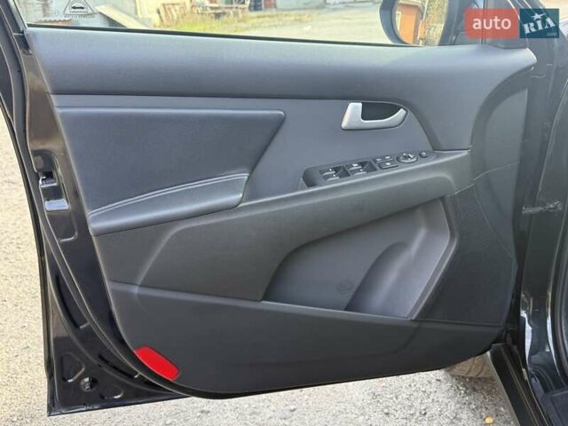 Чорний Кіа Sportage, об'ємом двигуна 2 л та пробігом 147 тис. км за 16900 $, фото 48 на Automoto.ua