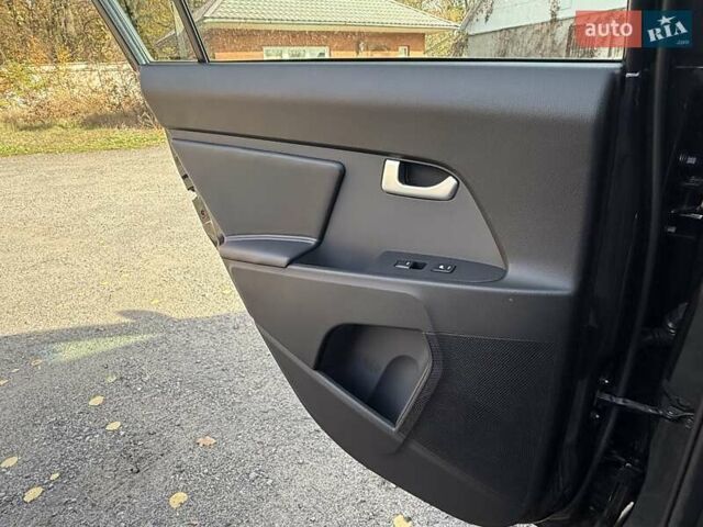 Чорний Кіа Sportage, об'ємом двигуна 2 л та пробігом 147 тис. км за 16900 $, фото 52 на Automoto.ua