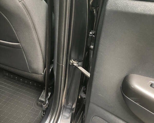 Чорний Кіа Sportage, об'ємом двигуна 2 л та пробігом 39 тис. км за 17800 $, фото 54 на Automoto.ua