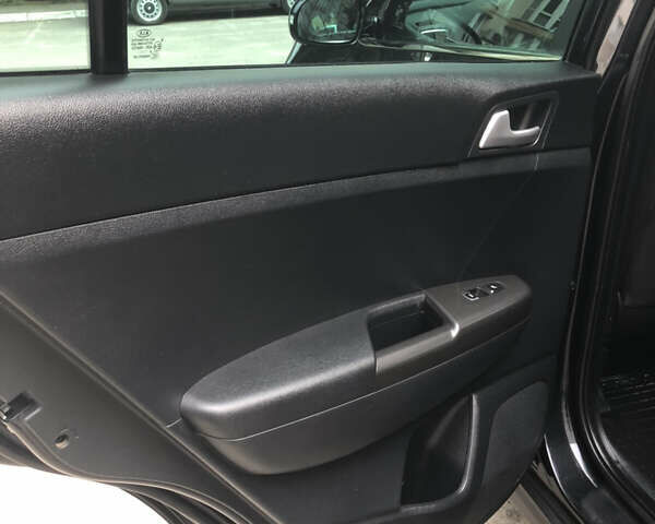 Чорний Кіа Sportage, об'ємом двигуна 2 л та пробігом 39 тис. км за 17800 $, фото 59 на Automoto.ua