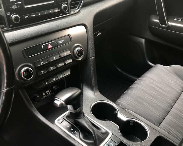 Чорний Кіа Sportage, об'ємом двигуна 2 л та пробігом 39 тис. км за 17800 $, фото 69 на Automoto.ua