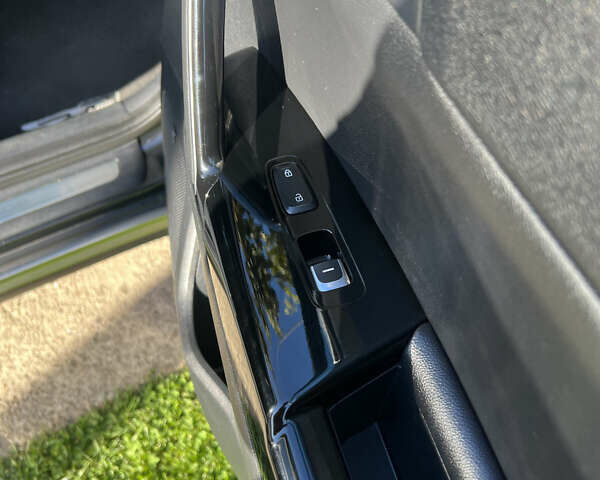 Черный Киа Sportage, объемом двигателя 2 л и пробегом 141 тыс. км за 18000 $, фото 2 на Automoto.ua