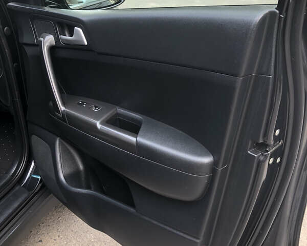 Чорний Кіа Sportage, об'ємом двигуна 2 л та пробігом 39 тис. км за 17800 $, фото 66 на Automoto.ua