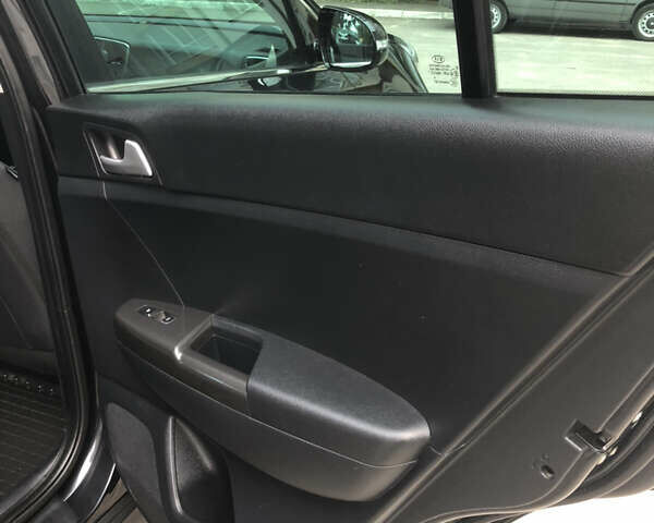 Чорний Кіа Sportage, об'ємом двигуна 2 л та пробігом 39 тис. км за 17800 $, фото 55 на Automoto.ua