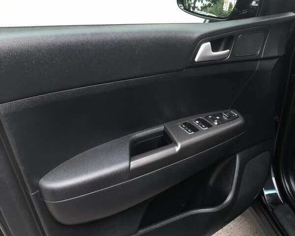 Чорний Кіа Sportage, об'ємом двигуна 2 л та пробігом 39 тис. км за 17800 $, фото 72 на Automoto.ua