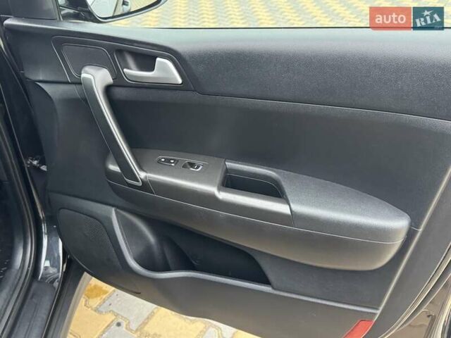 Чорний Кіа Sportage, об'ємом двигуна 1.69 л та пробігом 104 тис. км за 17300 $, фото 31 на Automoto.ua