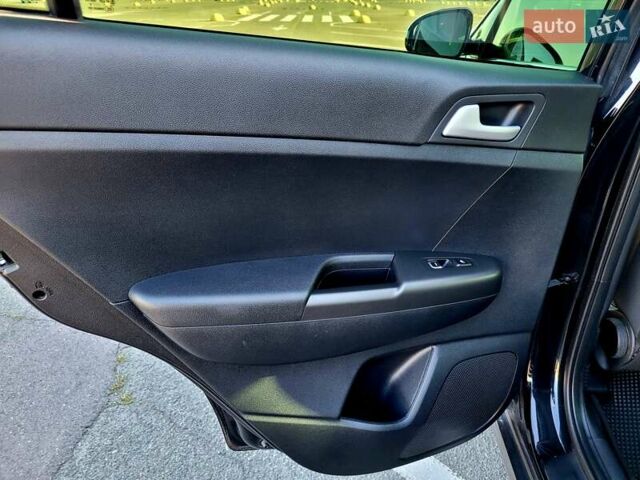 Черный Киа Sportage, объемом двигателя 1.6 л и пробегом 75 тыс. км за 21500 $, фото 19 на Automoto.ua