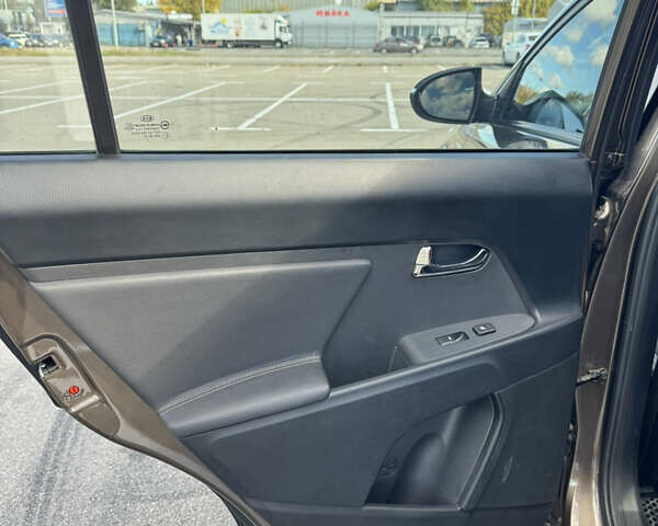 Коричневий Кіа Sportage, об'ємом двигуна 2 л та пробігом 188 тис. км за 14500 $, фото 14 на Automoto.ua