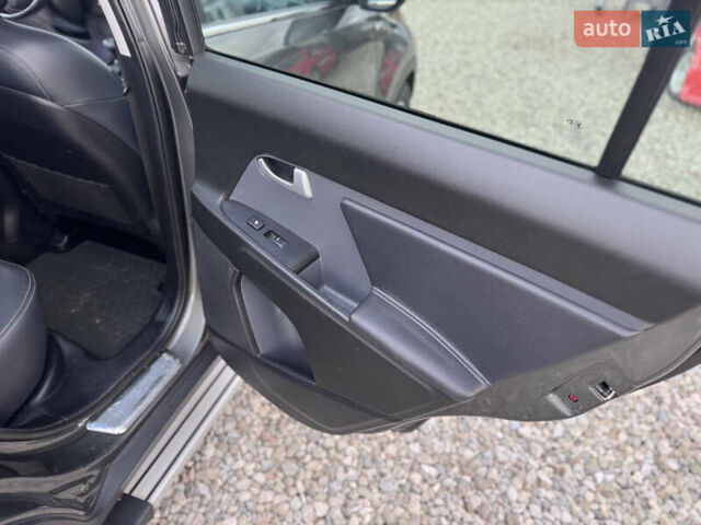 Коричневий Кіа Sportage, об'ємом двигуна 2 л та пробігом 190 тис. км за 13950 $, фото 56 на Automoto.ua