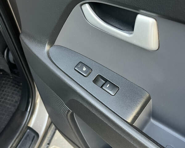 Коричневый Киа Sportage, объемом двигателя 2 л и пробегом 169 тыс. км за 15800 $, фото 6 на Automoto.ua