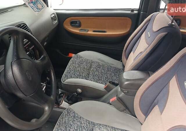 Красный Киа Sportage, объемом двигателя 2 л и пробегом 260 тыс. км за 3200 $, фото 2 на Automoto.ua