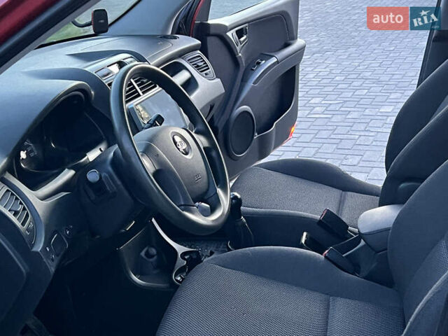 Червоний Кіа Sportage, об'ємом двигуна 2 л та пробігом 300 тис. км за 5999 $, фото 28 на Automoto.ua