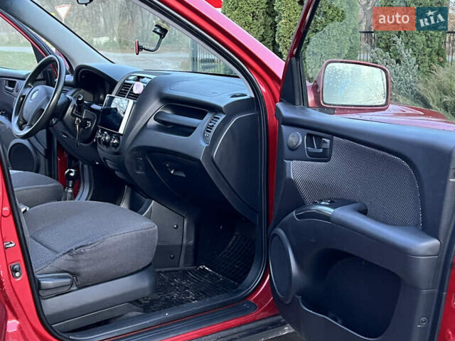 Червоний Кіа Sportage, об'ємом двигуна 2 л та пробігом 300 тис. км за 5999 $, фото 30 на Automoto.ua