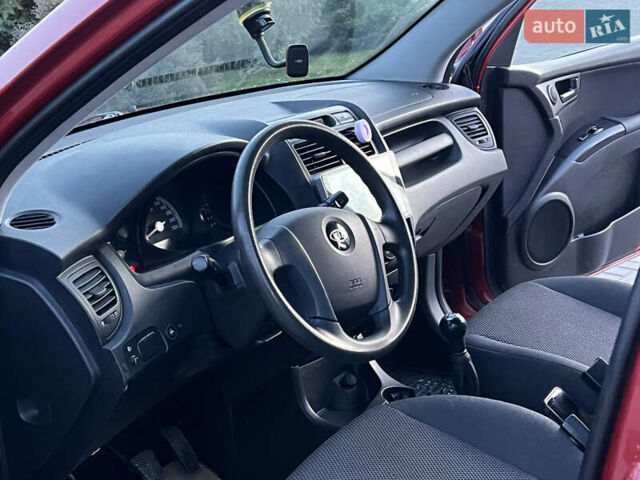 Червоний Кіа Sportage, об'ємом двигуна 2 л та пробігом 300 тис. км за 5999 $, фото 29 на Automoto.ua