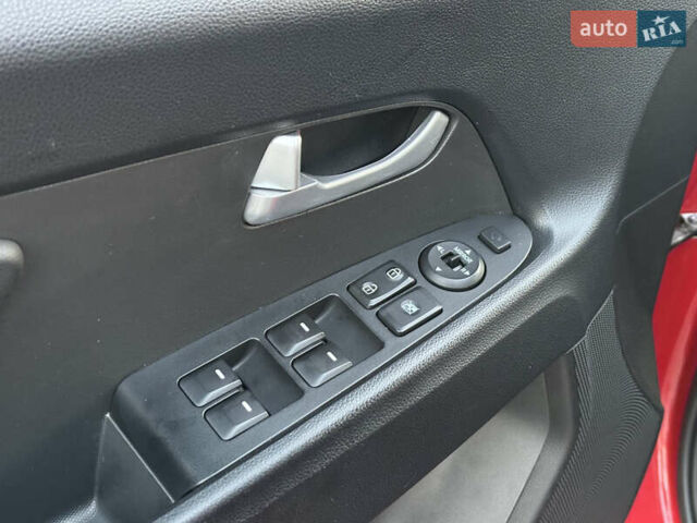 Червоний Кіа Sportage, об'ємом двигуна 2 л та пробігом 150 тис. км за 13500 $, фото 51 на Automoto.ua