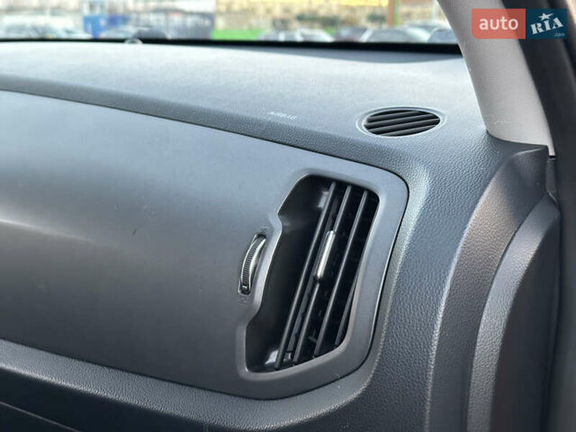 Червоний Кіа Sportage, об'ємом двигуна 2 л та пробігом 150 тис. км за 13500 $, фото 48 на Automoto.ua