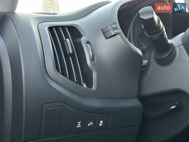 Червоний Кіа Sportage, об'ємом двигуна 2 л та пробігом 150 тис. км за 13500 $, фото 55 на Automoto.ua