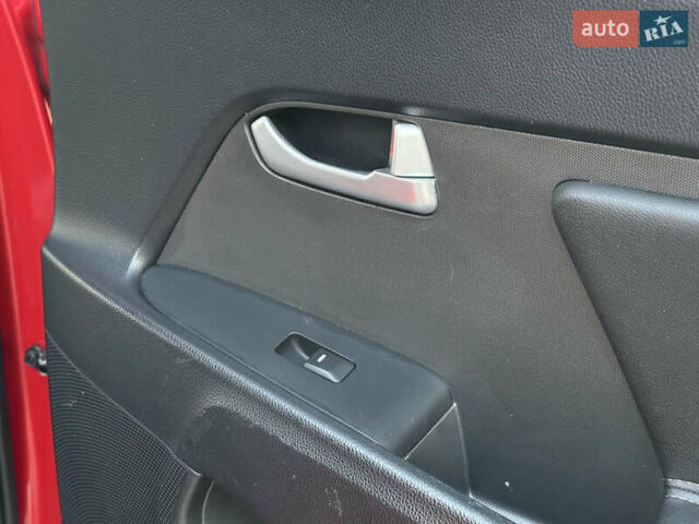 Червоний Кіа Sportage, об'ємом двигуна 2 л та пробігом 150 тис. км за 13500 $, фото 33 на Automoto.ua