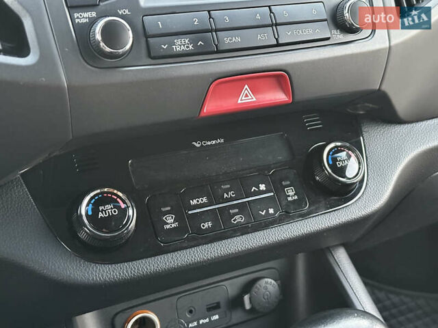 Червоний Кіа Sportage, об'ємом двигуна 2 л та пробігом 150 тис. км за 13500 $, фото 64 на Automoto.ua