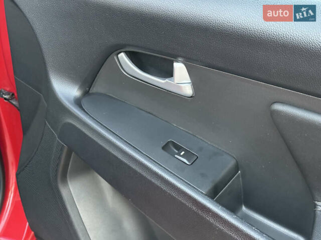 Червоний Кіа Sportage, об'ємом двигуна 2 л та пробігом 150 тис. км за 13500 $, фото 44 на Automoto.ua