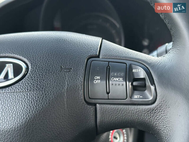 Червоний Кіа Sportage, об'ємом двигуна 2 л та пробігом 150 тис. км за 13500 $, фото 60 на Automoto.ua