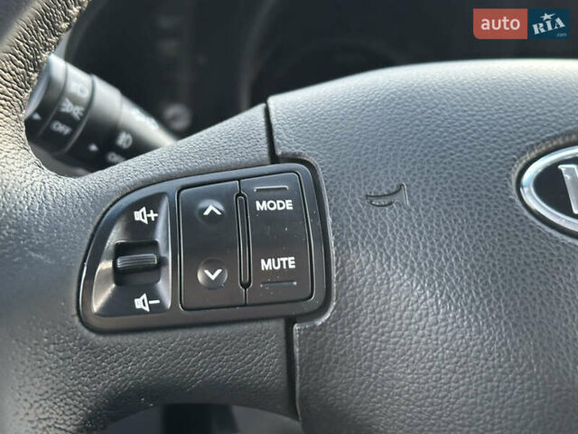 Червоний Кіа Sportage, об'ємом двигуна 2 л та пробігом 150 тис. км за 13500 $, фото 59 на Automoto.ua