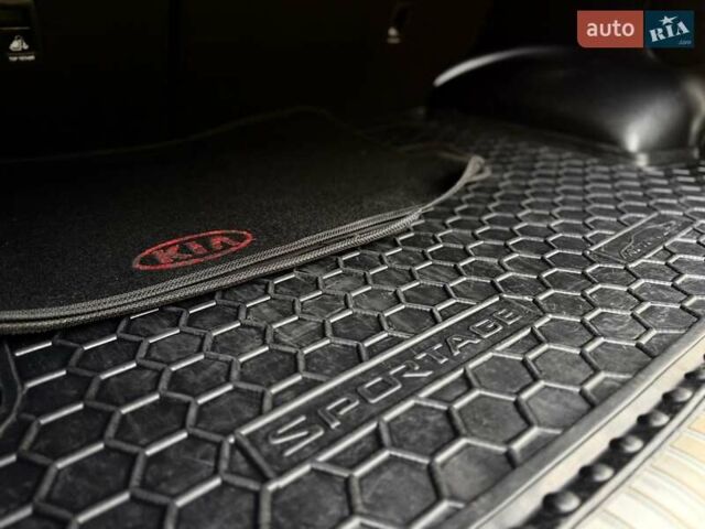 Червоний Кіа Sportage, об'ємом двигуна 2 л та пробігом 97 тис. км за 20700 $, фото 50 на Automoto.ua