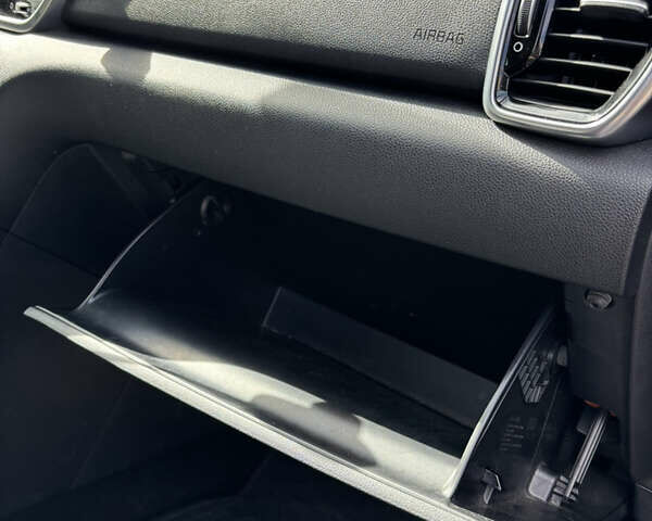 Киа Sportage 2018 в Киеве на Automoto.ua Красный Киа Sportage, объемом двигателя 2 л и пробегом 115 тыс. км за 23000 $, фото 19 на Automoto.ua