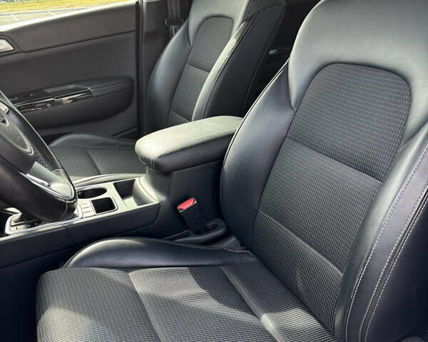 Киа Sportage 2018 в Киеве на Automoto.ua Красный Киа Sportage, объемом двигателя 2 л и пробегом 115 тыс. км за 23000 $, фото 15 на Automoto.ua