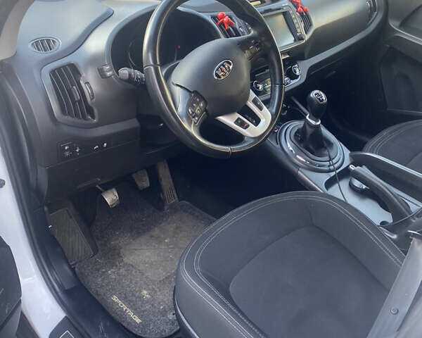 Киа Sportage, объемом двигателя 1.7 л и пробегом 134 тыс. км за 14000 $, фото 4 на Automoto.ua