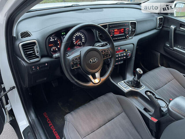 Киа Sportage, объемом двигателя 1.7 л и пробегом 120 тыс. км за 15000 $, фото 10 на Automoto.ua