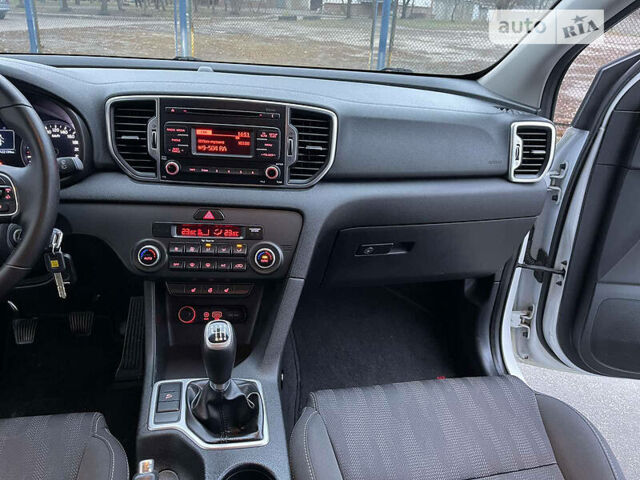 Киа Sportage, объемом двигателя 1.7 л и пробегом 120 тыс. км за 15000 $, фото 21 на Automoto.ua