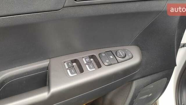 Киа Sportage, объемом двигателя 1.59 л и пробегом 3 тыс. км за 19000 $, фото 5 на Automoto.ua
