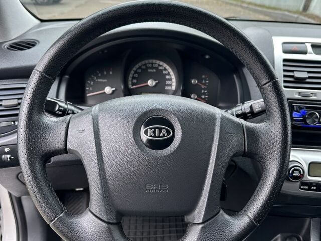 Серый Киа Sportage, объемом двигателя 2 л и пробегом 250 тыс. км за 7900 $, фото 7 на Automoto.ua
