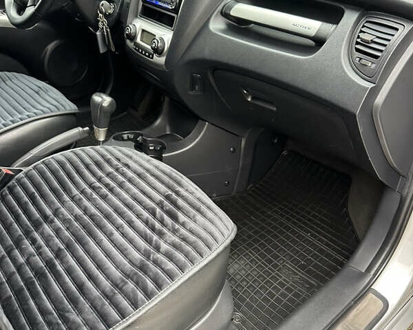 Серый Киа Sportage, объемом двигателя 2 л и пробегом 250 тыс. км за 7900 $, фото 27 на Automoto.ua