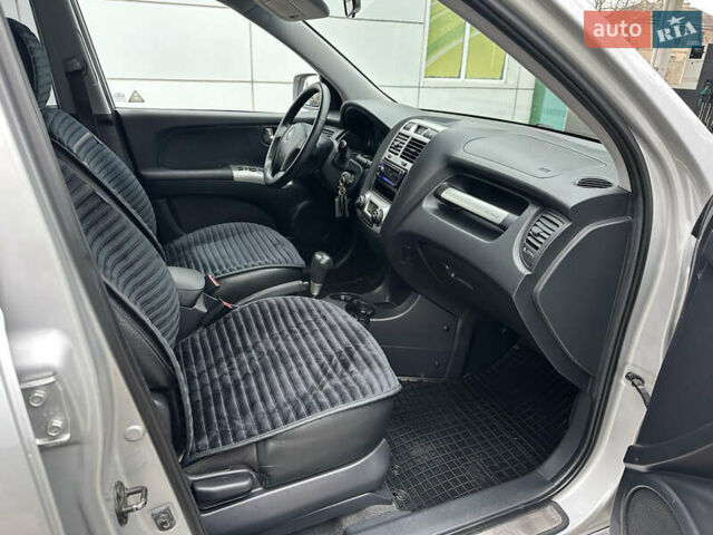 Серый Киа Sportage, объемом двигателя 2 л и пробегом 250 тыс. км за 7900 $, фото 32 на Automoto.ua