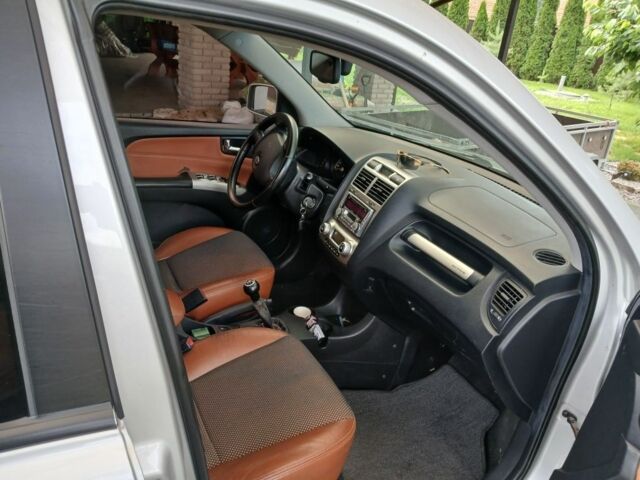 Серый Киа Sportage, объемом двигателя 2 л и пробегом 290 тыс. км за 7000 $, фото 4 на Automoto.ua