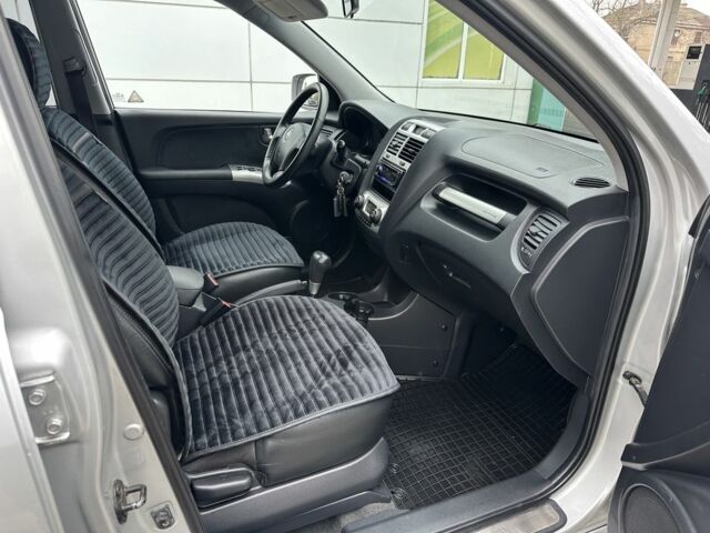 Серый Киа Sportage, объемом двигателя 2 л и пробегом 250 тыс. км за 7900 $, фото 17 на Automoto.ua