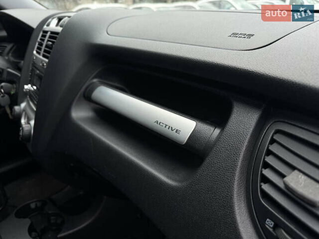 Сірий Кіа Sportage, об'ємом двигуна 1.98 л та пробігом 236 тис. км за 7999 $, фото 18 на Automoto.ua