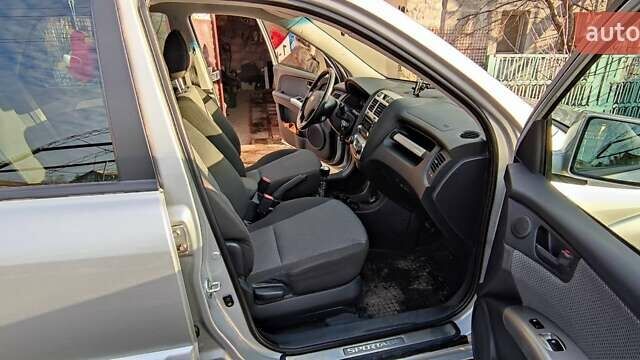 Серый Киа Sportage, объемом двигателя 2 л и пробегом 200 тыс. км за 8500 $, фото 6 на Automoto.ua