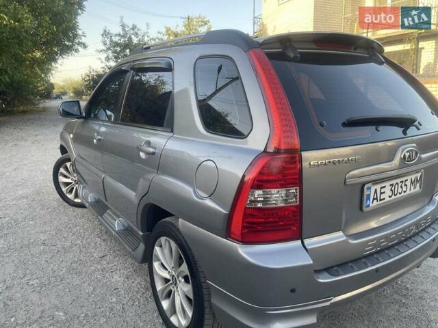 Киа Sportage 2007 в Новомосковске на Automoto.ua Серый Киа Sportage, объемом двигателя 2 л и пробегом 290 тыс. км за 8300 $, фото 1 на Automoto.ua