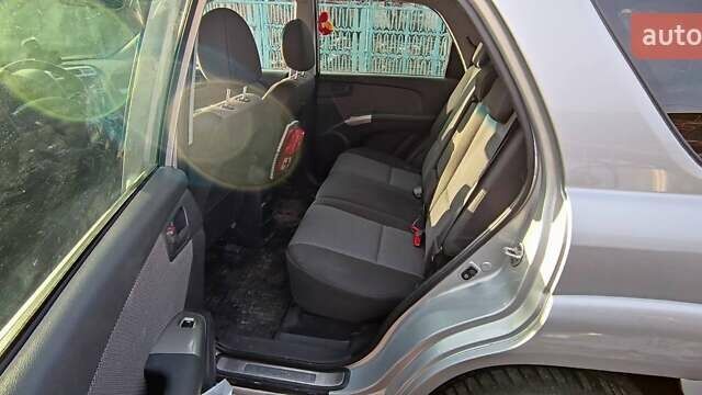 Серый Киа Sportage, объемом двигателя 2 л и пробегом 200 тыс. км за 8500 $, фото 8 на Automoto.ua
