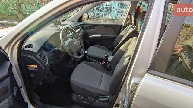 Серый Киа Sportage, объемом двигателя 2 л и пробегом 200 тыс. км за 8500 $, фото 7 на Automoto.ua
