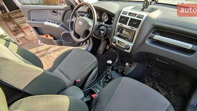 Серый Киа Sportage, объемом двигателя 2 л и пробегом 200 тыс. км за 8500 $, фото 3 на Automoto.ua