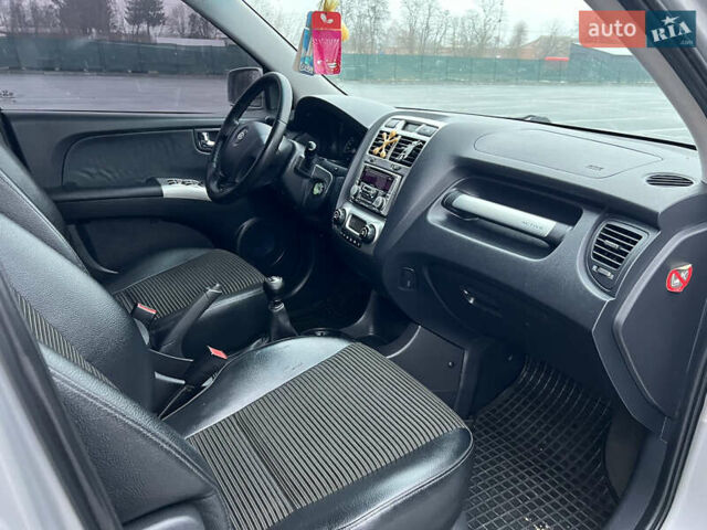 Серый Киа Sportage, объемом двигателя 2 л и пробегом 218 тыс. км за 8500 $, фото 25 на Automoto.ua