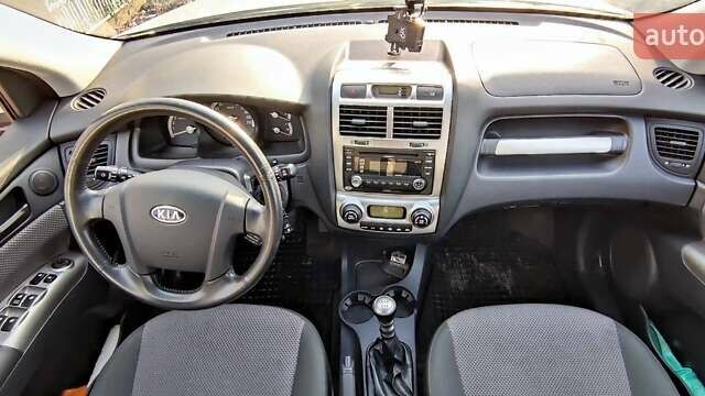 Серый Киа Sportage, объемом двигателя 2 л и пробегом 200 тыс. км за 8500 $, фото 1 на Automoto.ua